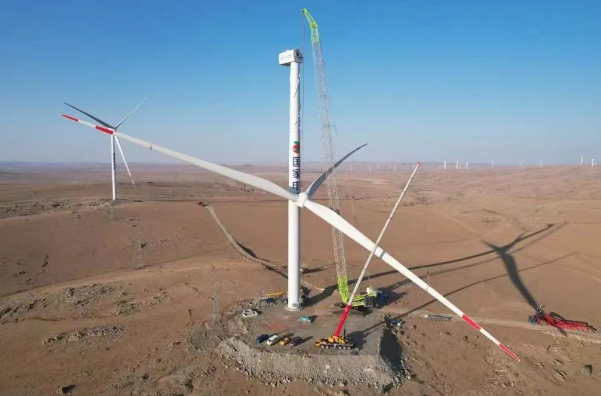 内蒙风电示范项目完成吊装，容量创新高