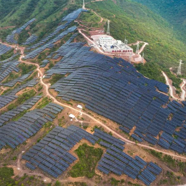 无人机技术革新：稷山光伏项目施工效率飙升