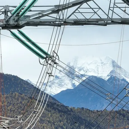 国网四川成功完成高海拔带电消缺