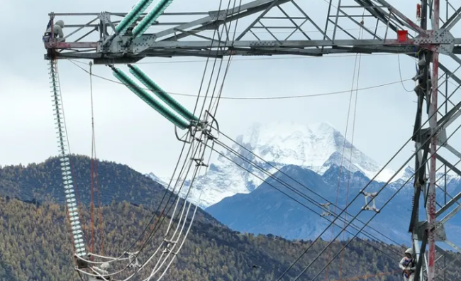 国网四川成功完成高海拔带电消缺