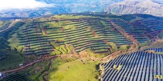 未来之光：独创性光伏设计引领能源革命