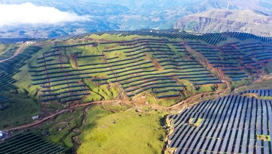 未来之光：独创性光伏设计引领能源革命